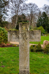 altes schlichter Steinkreuz auf einem Friedhof in Neuss
