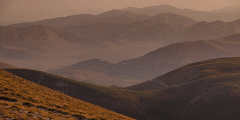Fototapeta premium Vista su Castelluccio di Norcia da Cima Vallelunga al tramonto.