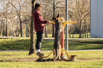Andreia and Milú went to the park on a beautiful Autumn sunny afternoon. There, Milú met her good friend Pipo, the Beagle. Later, when they returned home, Andreia played a bit with her hamster Noé.