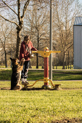 Andreia and Milú went to the park on a beautiful Autumn sunny afternoon. There, Milú met her good friend Pipo, the Beagle. Later, when they returned home, Andreia played a bit with her hamster Noé.