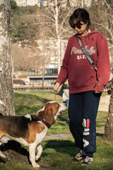 Andreia and Milú went to the park on a beautiful Autumn sunny afternoon. There, Milú met her good friend Pipo, the Beagle. Later, when they returned home, Andreia played a bit with her hamster Noé.