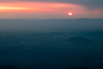 山の上から見る日の出と地平線
