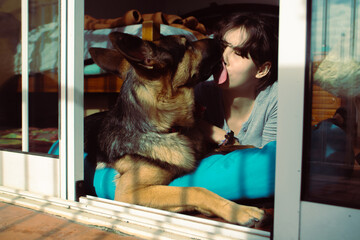 Andreia and Milú went to the park on a beautiful Autumn sunny afternoon. There, Milú met her good friend Pipo, the Beagle. Later, when they returned home, Andreia played a bit with her hamster Noé.