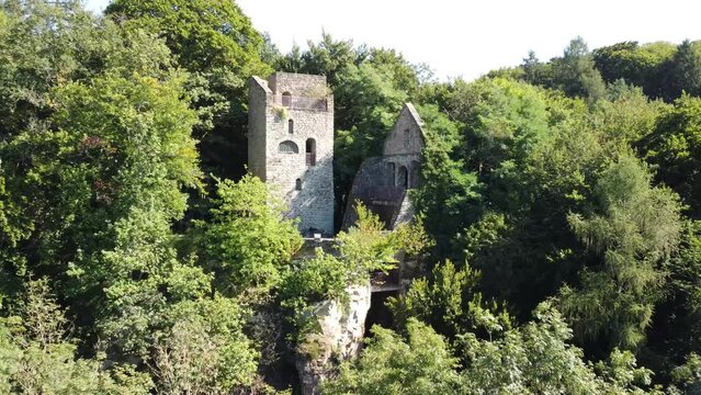 Pr&uuml;merburg eine mittelalterliche Ruine einer H&ouml;henburg am Flusstal der Pr&uuml;m in der Eifel in Rheinland-Pfalz mitten im Wald 