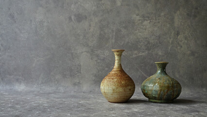 古い陶器の花瓶とドライフラワー　インテリア　アンティーク