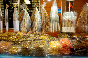 Obraz premium Dried fish and seafood on the market in Thailand. Delicious delicacies of sea fishing.