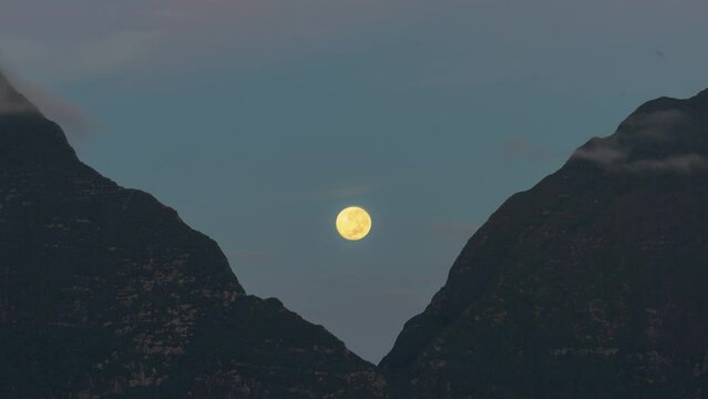 Moonset &agrave; la R&eacute;union