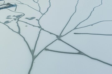 Strukturen aus Schnee und Eis auf dem zugefrorenen Altmühlsee im Fränkischen Seenland