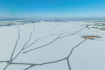 Strukturen aus Schnee und Eis auf dem zugefrorenen Altmühlsee im Fränkischen Seenland