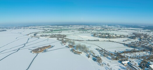 Eisiger Wintertag am zugfrorenen Altmühlsee bei Schlungenhof im Fränkischen Seenland