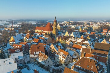 Kalter Winternachmittag in der Altstadt von Weißenburg - Ausblick auf die St. Andreas-Kirche in...