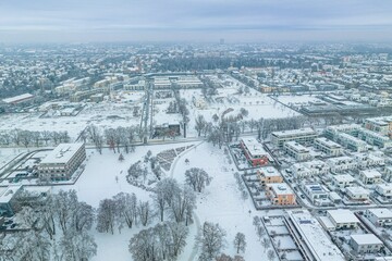 Der verschneite Sheridanpark in Augsburg an einem kalten, trüben Wintertag