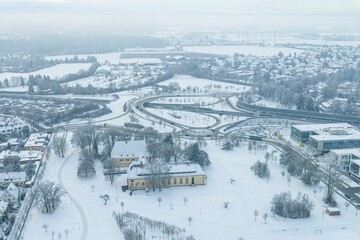 Winterlich verschneiter Sheridanpark in Augsburg - Blick über den südlichen Teil zum...