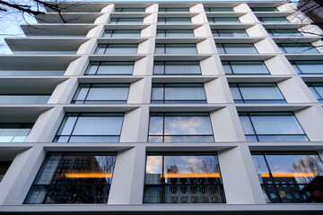 2023年1月　京都市御池通り沿いのビル　白い壁とガラス