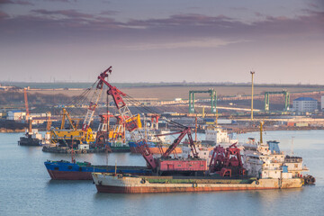 Floating machinery for carrying out dredging works in the sea harbor