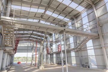 View of a station for automatic sampling of grain from a road transport vehicle body.