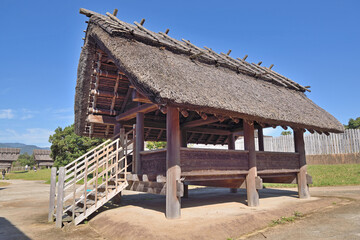 Fototapeta na wymiar 吉野ヶ里歴史公園「倉と市・兵士の詰所」