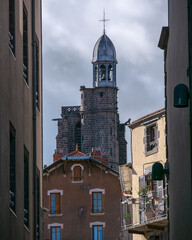 Vue depuis une ruelle sur l'église du quartier de Montferrand à Clermont-Ferrand