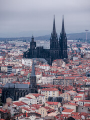 Vue panoramique sur Clermont-Ferrand avec un ciel nuageux 