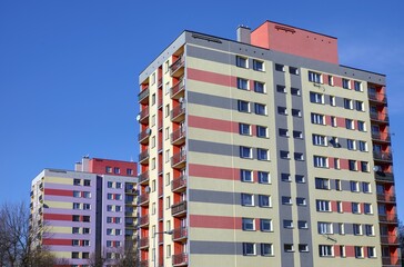 Bloki mieszkalne w spółdzielni mieszkaniowej - kolorowa elewacja - obrazy, fototapety, plakaty