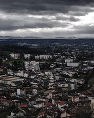 Fototapeta na wymiar Vue aérienne de la ville de Thiers, très sombre, l'hiver (Auvergne) 