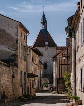 Porte d'Occident &agrave; Charroux, dans l'Auvergne