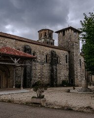 Fototapeta premium Abbatiale de Saint-Pierre de Vertheuil sous un ciel nuageux et sombre 