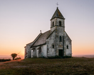 Lever de soleil &agrave; la Chapelle Sainte Agathe (Saint-D&eacute;sir&eacute;, Auvergne Rh&ocirc;ne Alpes, France)