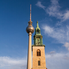 Église Sainte-Marie et Fernsehturm  de Berlin un soir ensoleillé avec peu de nuages