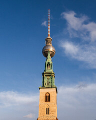 Église Sainte-Marie et Fernsehturm  de Berlin un soir ensoleillé avec peu de nuages © Olivier