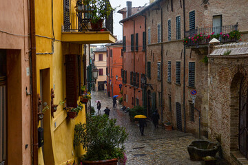 un temporale improvviso sulla scalinata che scende al centro del paese