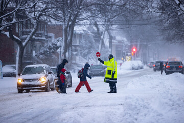 Brigadier scolaire au travail avec enfants