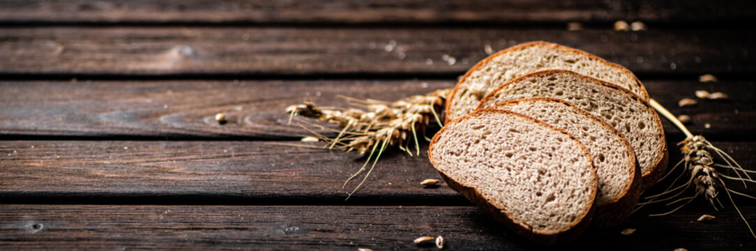 Slices of sliced bread on a table with a spike. 