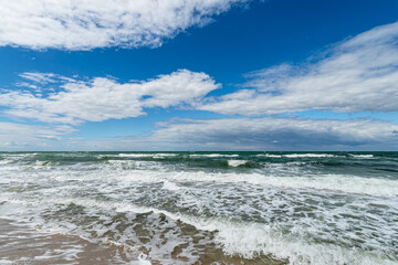 Der Weststrand mit Wellen und Wolken auf dem Fischland-Darß