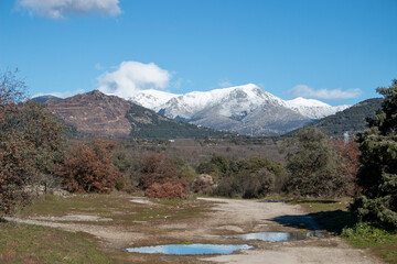 Snow on the peaks of the mountains of La Bola del Mundo and La Maliciosa in the Sierra de Madrid at the beginning of winter