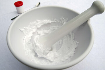 Salbenmischungen werden in einer Fantaschale in der Apotheke zubereitet