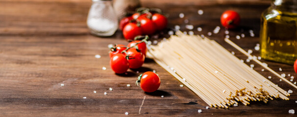 Fototapeta na wymiar Spaghetti dry with cherry tomatoes. 