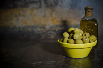Aceitunas verdes y aceite de oliva virgen