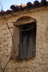 Ventana de un edificio antiguo en ruinas.