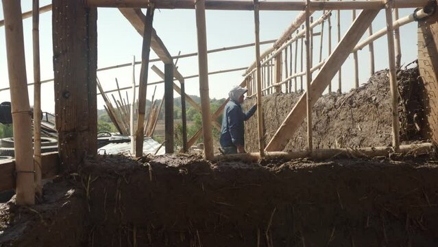 mud and wood wall with bioconstruction technique