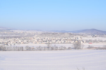 Fototapeta na wymiar eingeschneites Eifeldorf im Winter 2023