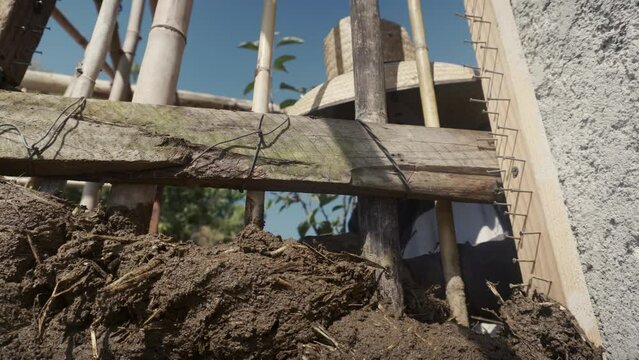 mud and wood wall with bioconstruction technique