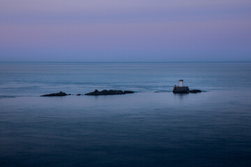 Obraz premium Photographie d'un paysage de Bretagne, au soleil couchant. Il s'agit de la vue de la point du Minard, à Plouezec et le phare de l'Ost-Pic.