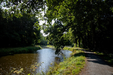 Photographie du canal de Nantes à Brest et de son chemin de halage au niveau de Mellionnec, en...