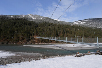 H&auml;ngebr&uuml;cke bei der Ortschaft Forchach im Lechtal.