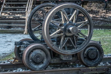 Räder und Achse einer Dampflok auf Draisine mit Schiene