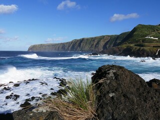Falaise sur l'océan atlantique au ponta dos Mosteiros sur l'île de Sao Miguel Archipel des Açores, Portugal. Europe