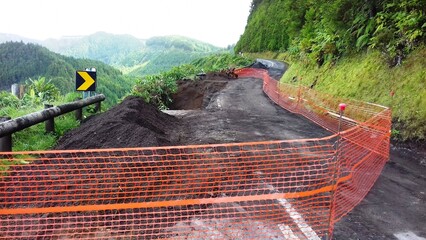 Route effondrée sur l'île de Sao Miguel menant  au miradouro do Rei  sur le site de Sete Cidades....