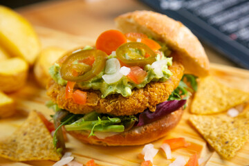 Vegetarian burger made with a mixture of vegetables and products such as tofu or seitan.
