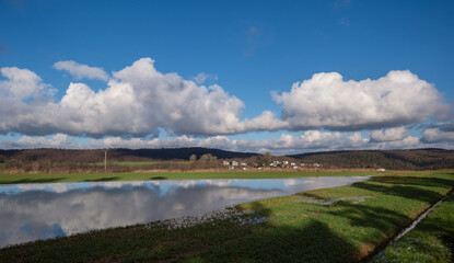 Felder, Wolken, Wasser Ortsrand